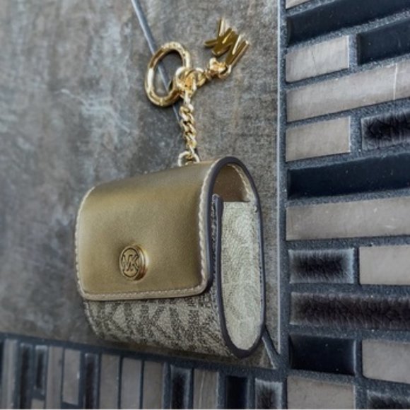 Michael Kors Jet Set Travel AirPod Case - Picture 6 of 14